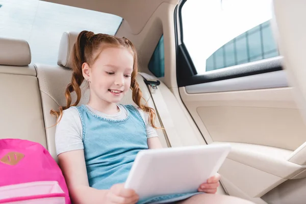 Retrato Niño Sonriente Usando Tableta Mientras Está Sentado Coche — Foto de Stock