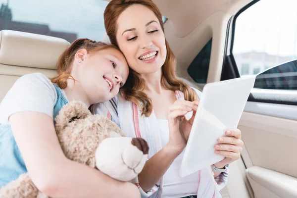 Portrait Smiling Family Using Digital Tablet Together Car — Stock Photo, Image