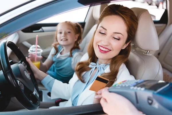 Sorridente Empresária Pagando Com Cartão Crédito Para Tirar Ordem Carro — Fotografia de Stock