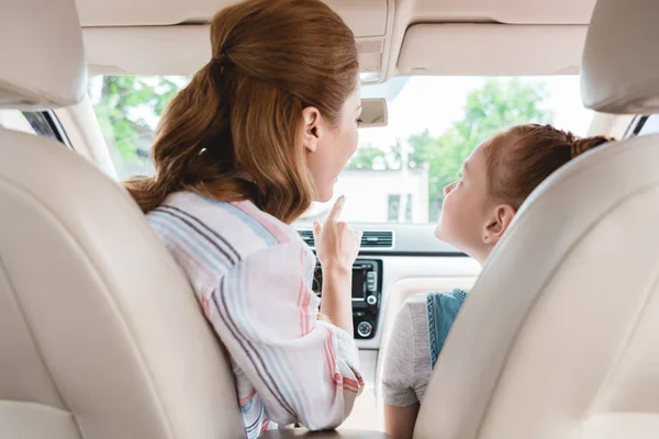 Vista Trasera Madre Mostrando Algo Hija Asiento Pasajeros Coche — Foto de Stock