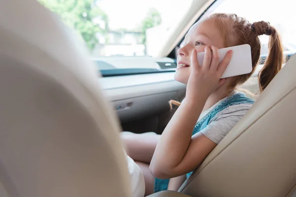 Visão Lateral Garoto Sorridente Falando Smartphone Carro — Fotografia de Stock