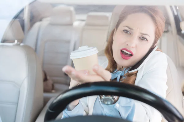 Zakenvrouw Met Kop Koffie Hand Hebben Smartphone Tijdens Het Auto — Stockfoto