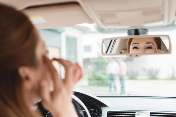 Gedeeltelijke Weergave Van Vrouw Spiegel Kijken Tijdens Het Auto Rijden — Stockfoto