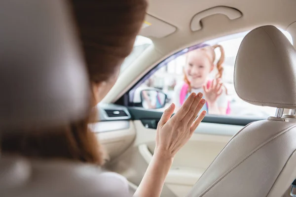 Επιλεκτική Εστίαση Της Γυναίκας Στο Αυτοκίνητο Κουνώντας Χαμογελώντας Κόρη Σακίδιο — Φωτογραφία Αρχείου