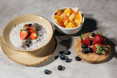 Chia tohum kase ve olgunlaşmış meyve sağlıklı kahvaltı