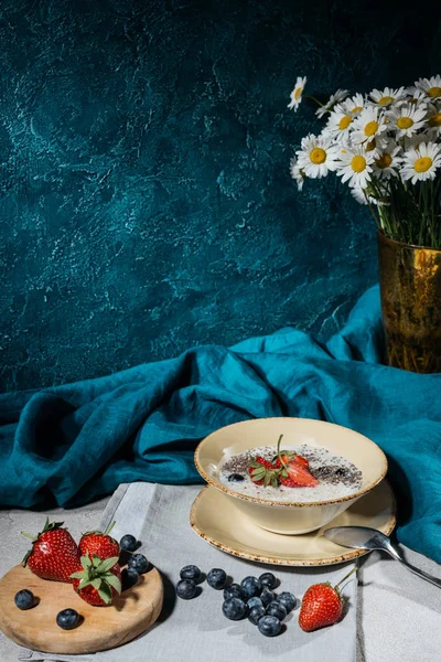 Chiasamen Pudding Schüssel Mit Erdbeeren Und Blaubeeren Auf Dem Tisch — Stockfoto