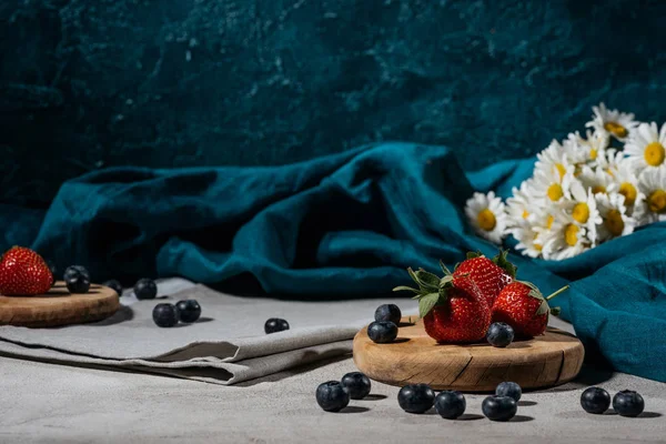 Strawberries Blueberries Tablecloth Daisies Table — Stock Photo, Image