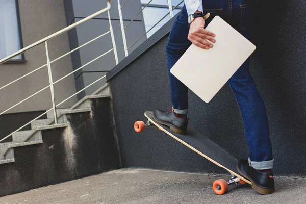 Oříznutý Snímek Mladý Muž Který Držel Laptop Koni Skateboard — Stock fotografie