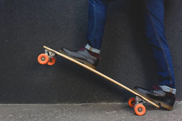 Částečný Pohled Stylové Člověka Stojícího Skateboard Ulici — Stock fotografie