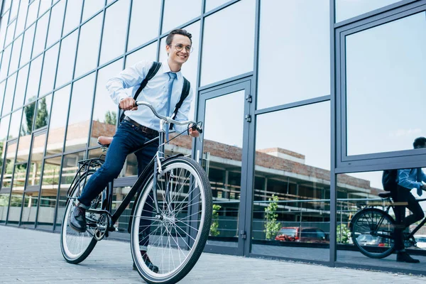 Bonito Sorridente Jovem Óculos Formal Desgaste Andar Bicicleta Rua — Fotografia de Stock