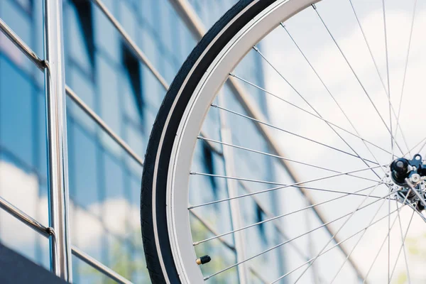 Vista Perto Roda Bicicleta Com Pneu Fora Edifício Moderno Foco — Fotografia de Stock