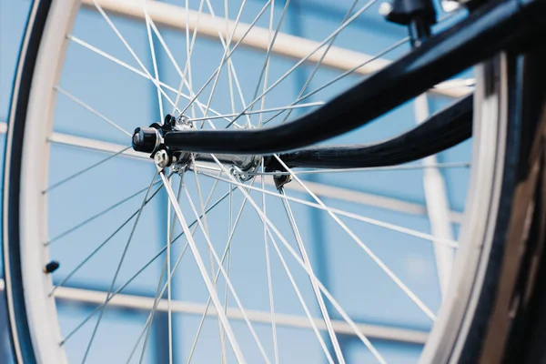 Vista Perto Roda Bicicleta Com Pneu Foco Seletivo — Fotografia de Stock