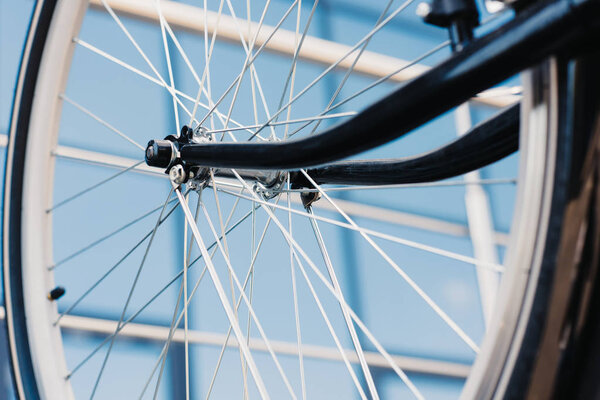 Крупный план велосипедного колеса с шиной, селективная фокусировка
 