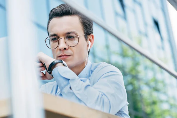 Foco Seletivo Jovem Empresário Óculos Usando Laptop Fora Edifício Moderno — Fotografia de Stock Grátis