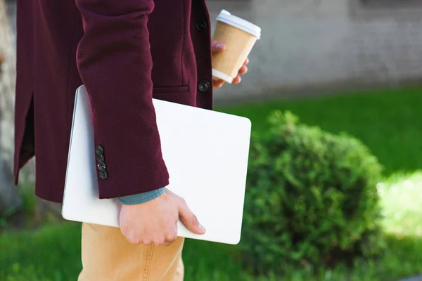 Cropped Shot Man Holding Laptop Coffee Street — Free Stock Photo