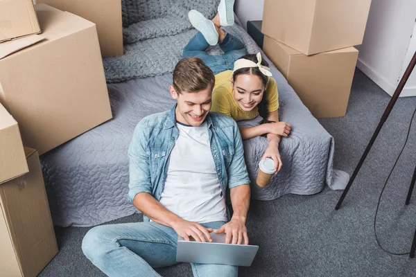 Visão Alto Ângulo Feliz Jovem Casal Quarto Usando Laptop Enquanto — Fotografia de Stock