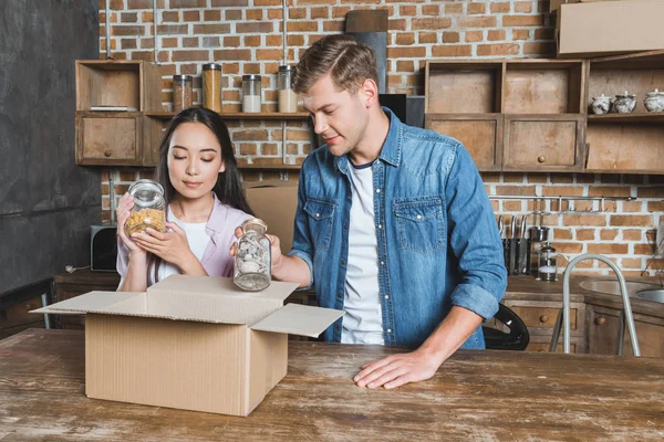 Unga Interracial Par Uppackning Lådor Medan Flyttar Nya Hem — Stockfoto