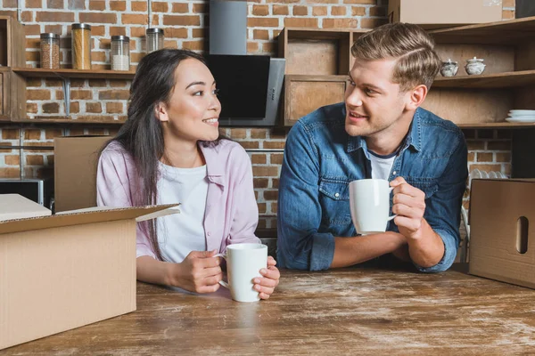 Feliz Joven Pareja Bebiendo Café Cocina Nuevo Hogar — Foto de Stock