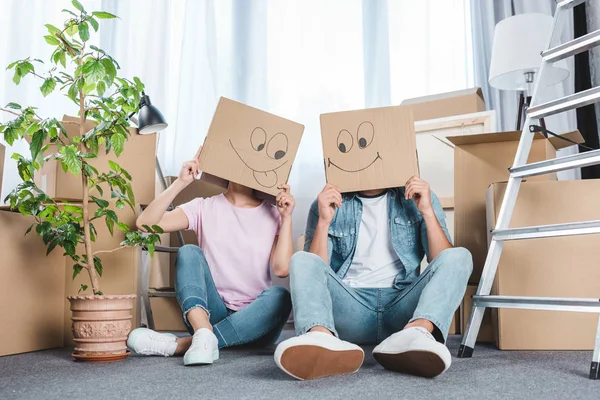 Pareja Sentada Suelo Después Mudarse Nuevo Hogar Con Cajas Las — Foto de Stock