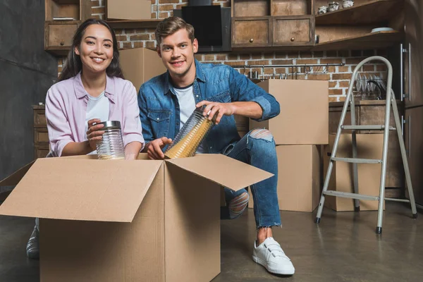 Young Couple Unpacking Boxes Kitchen While Moving New Home — Stock Photo, Image