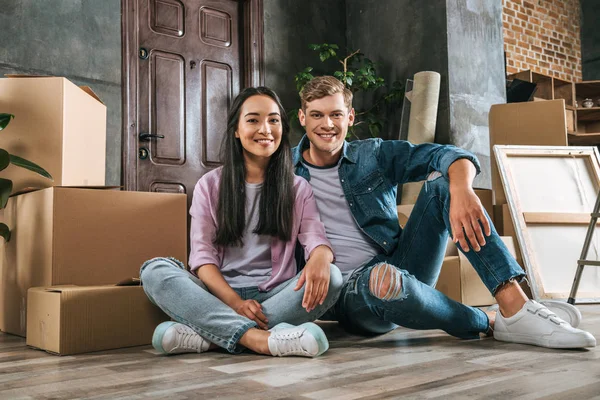 Atraente Jovem Casal Sentado Chão Juntos Enquanto Movendo Para Nova — Fotografia de Stock