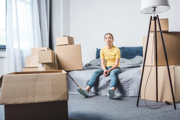 Jovem Cansada Rodeada Caixas Relaxantes Cama Após Realocação — Fotografia de Stock