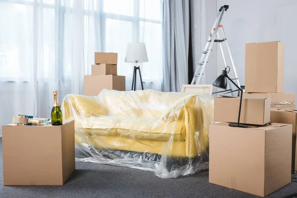 Lege Woonkamer Met Bank Stapels Van Vakken Tijdens Verhuizing — Stockfoto