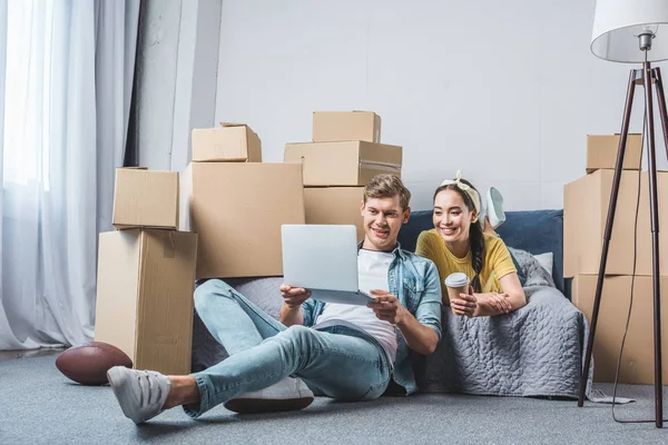 Beautiful Young Couple Using Laptop While Sitting Floor New Home — Stock Photo, Image