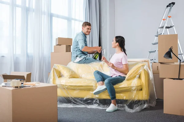 Interracial Young Couple Drinking Champagne Moving New Home — Stock Photo, Image