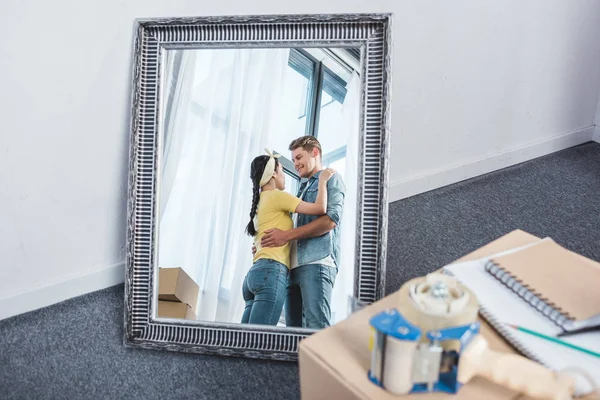 Reflejo Espejo Hermosa Pareja Abrazando Después Mudarse Nuevo Hogar — Foto de Stock