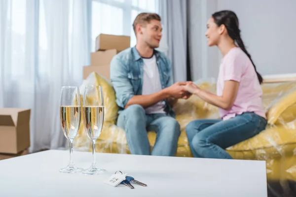 Belo Jovem Casal Sentado Sofá Enquanto Move Para Uma Nova — Fotografia de Stock