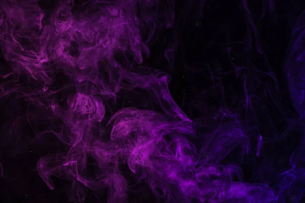 黑色背景下的紫色烟雾漩涡 — 图库照片