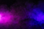 abstraktní růžové a fialové kouř na černém pozadí jako prostor s hvězdami 