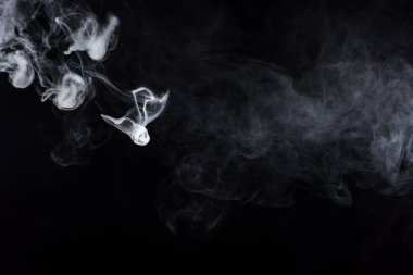 Soyut gri moky girdap siyah arka plan üzerine