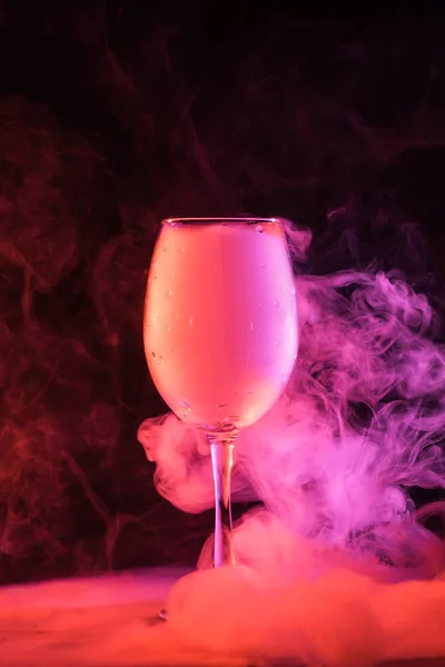 Copo Vinho Com Fumaça Rosa Mística Fundo Preto — Fotografia de Stock