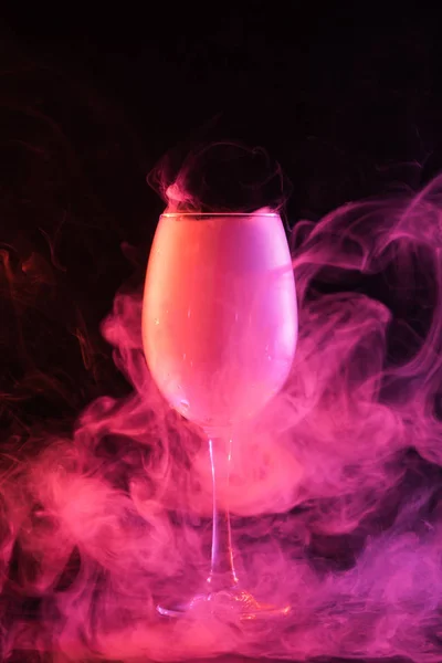 Üveg Rózsaszín Lelki Füst Fekete Háttér — Stock Fotó