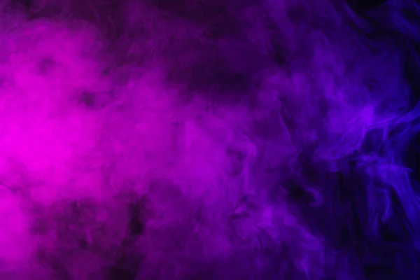 抽象的粉红色和紫色的烟雾 在黑色的背景上 — 图库照片
