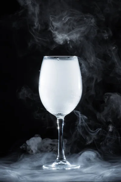 Copa Vino Con Humo Blanco Sobre Fondo Negro — Foto de Stock