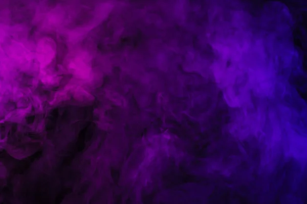 紫色和粉红色烟雾在抽象黑色背景上 — 图库照片