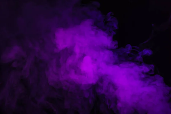 黑色背景下的紫色精神烟雾 — 图库照片