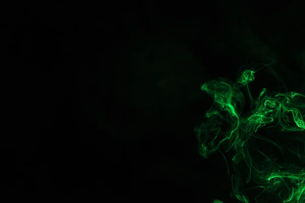 Grüner Rauch Auf Schwarzem Hintergrund Mit Kopierraum — Stockfoto