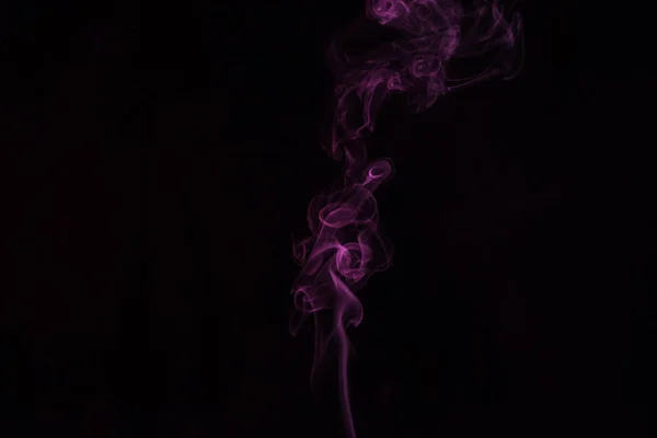 精神的なピンクの煙のような旋回と黒の背景 — ストック写真