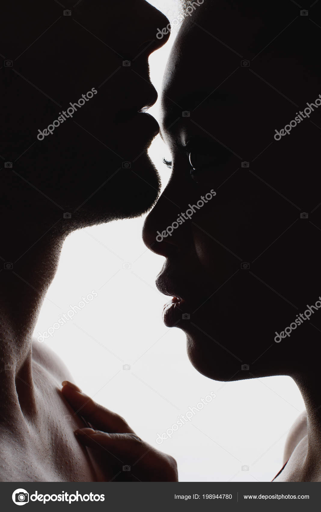 A Black And White Silhouette Of A Couple In Love Stock Illustration -  Download Image Now - Kissing, Couple - Relationship, Profile View - iStock
