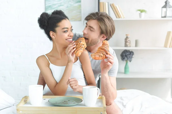 Portrait Multiracial Young Couple Having Breakfast Bed Morning Home — Stock Photo, Image