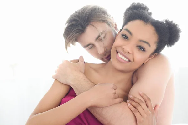 Retrato Hombre Abrazando Feliz Afroamericano Novia Casa — Foto de Stock