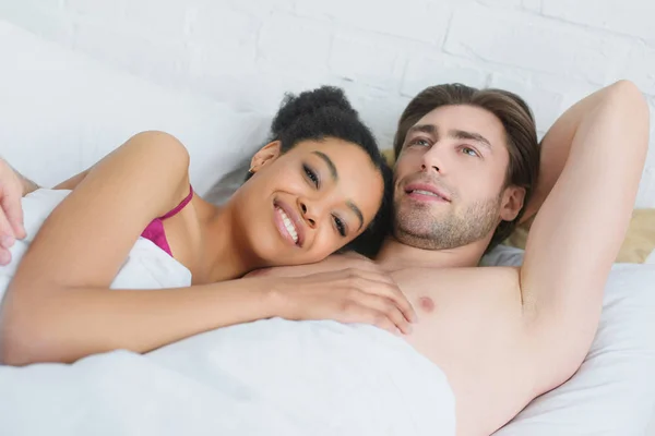 Portrait Young Smiling Interracial Couple Lying Bed Morning Home — Free Stock Photo