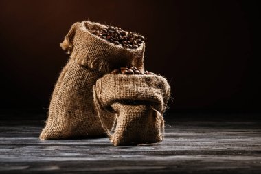 yakın çekim rustik ahşap masa kahve dolu çuval vurdu