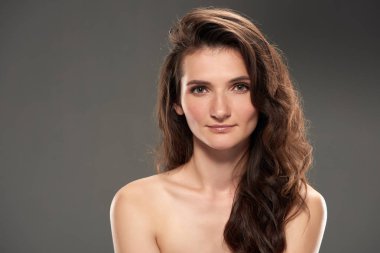 güzel genç çıplak kadın gri izole kamera bakıyor