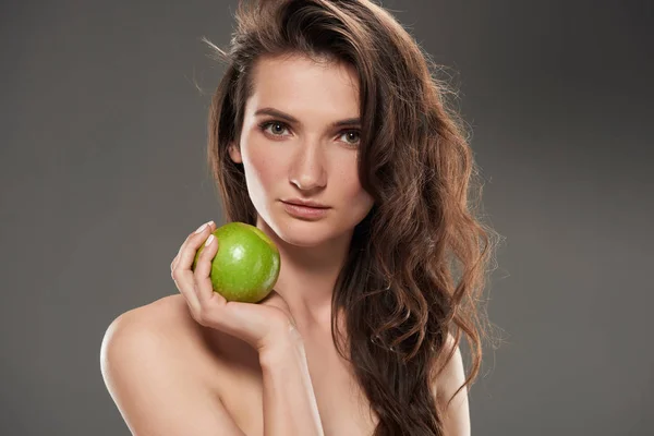 Приваблива Молода Жінка Свіжим Зеленим Яблуком Ізольована Сірому — стокове фото