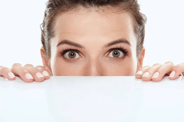 Mujer Atractiva Mirando Fuera Tablero Vacío Aislado Blanco — Foto de Stock